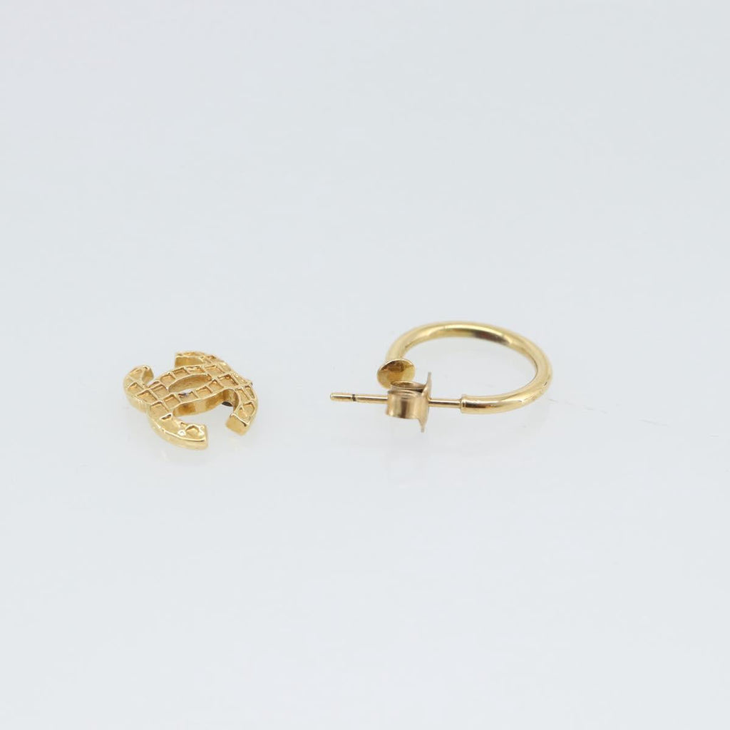 CHANEL Pierce metal Gold Tone CC Auth 180938