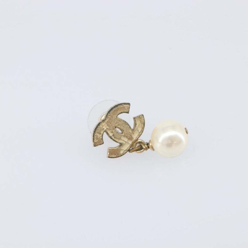 CHANEL Pierce metal Gold Tone CC Auth 198821