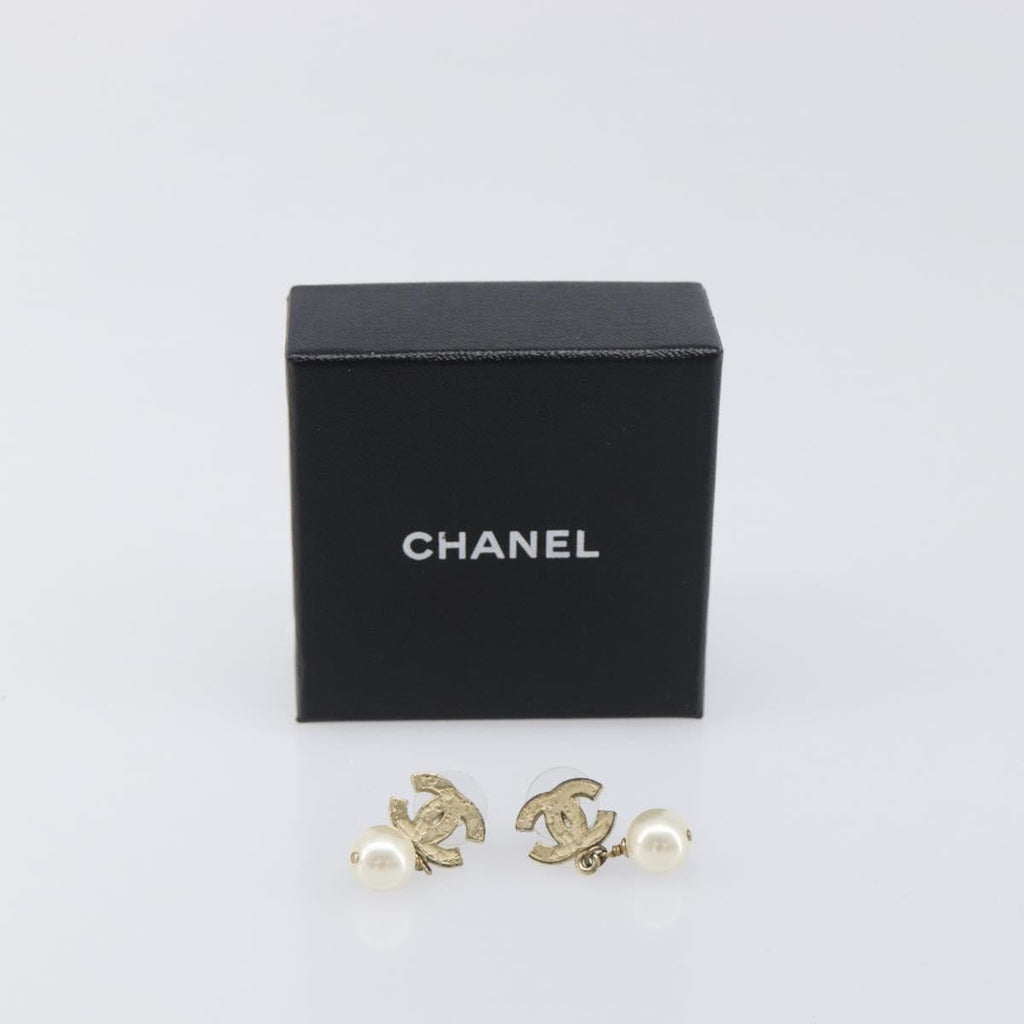CHANEL Pierce metal Gold Tone CC Auth 198821